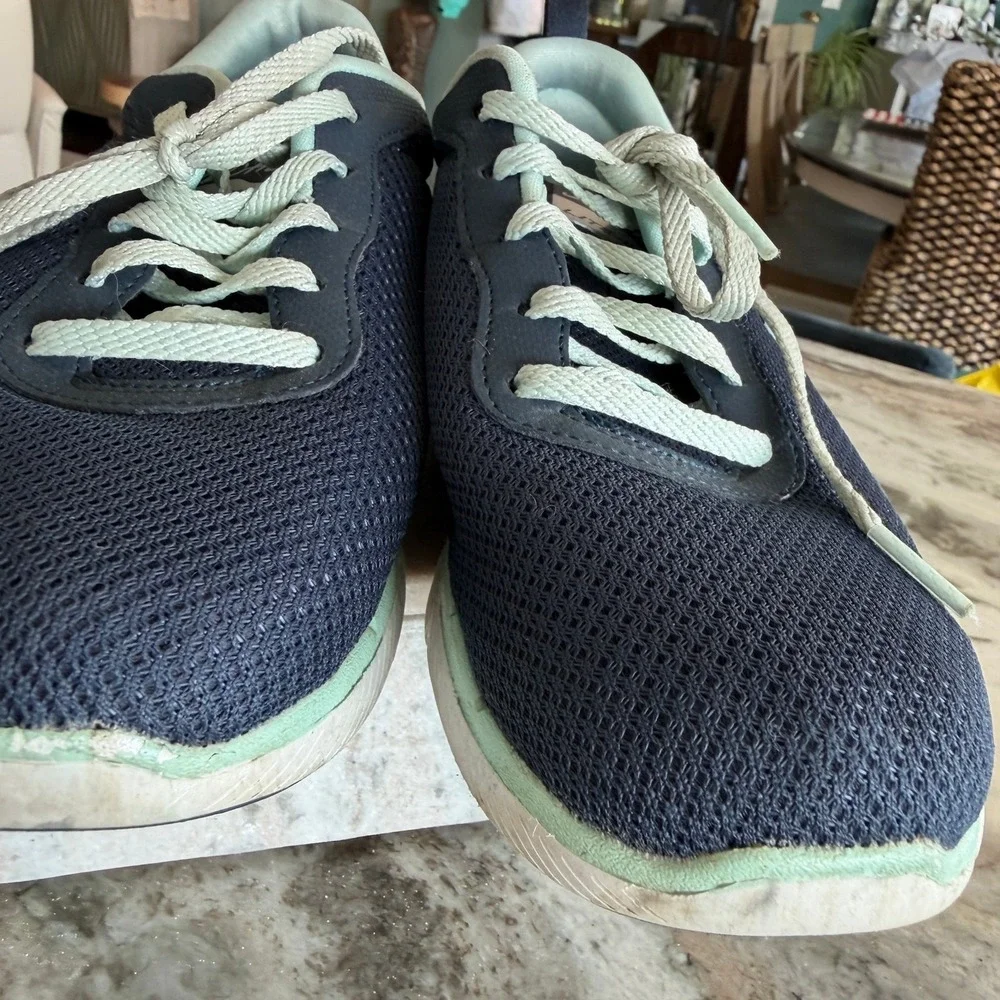 Skechers Women's Navy Memory Foam Sneakers Lightweight Walking Athleisure 7.5